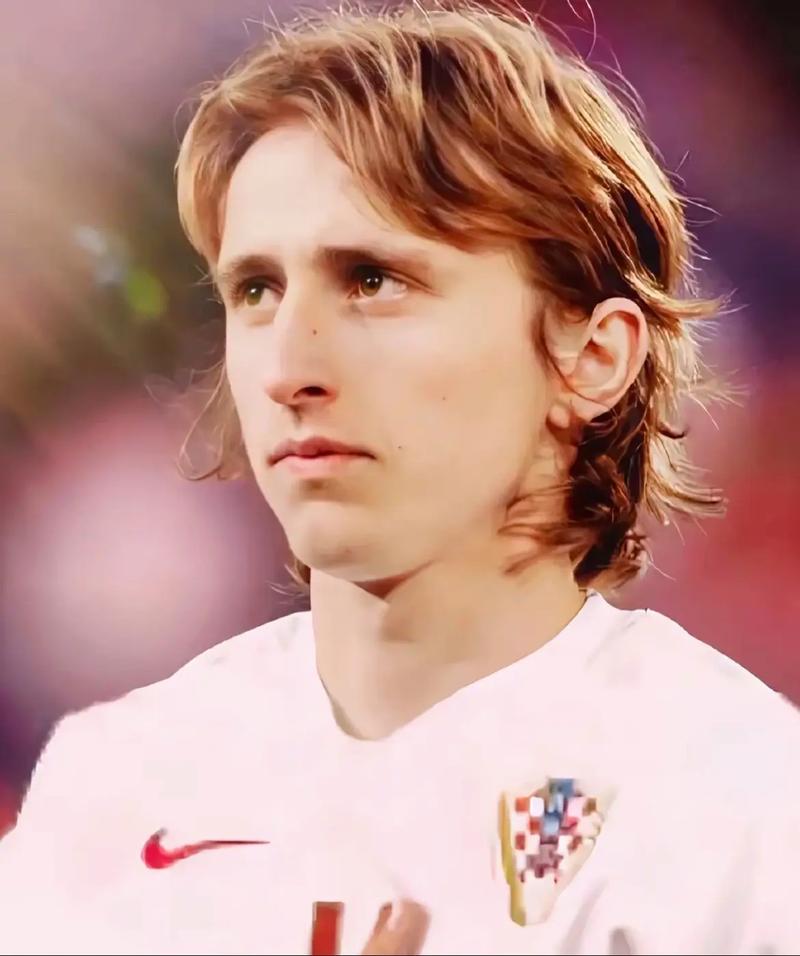 李晓旭首秀体能拉满 赛后累垮趴广告牌